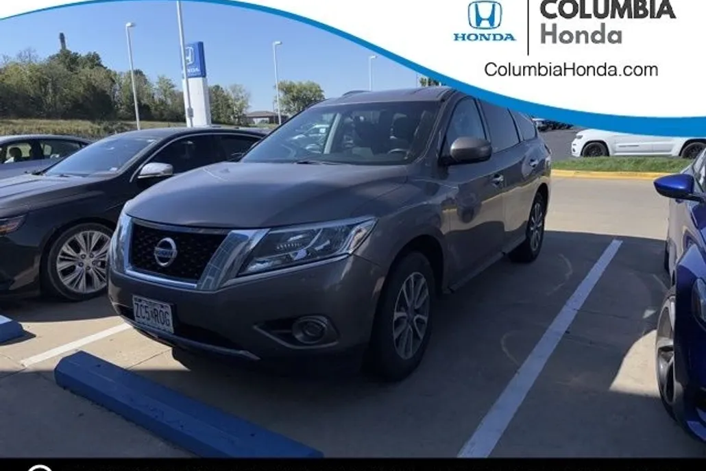 2014 Nissan Pathfinder SV photo 1
