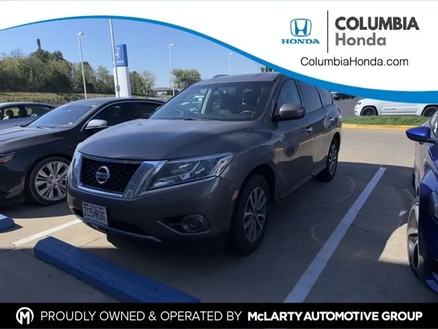 2014 Nissan Pathfinder SV photo 1