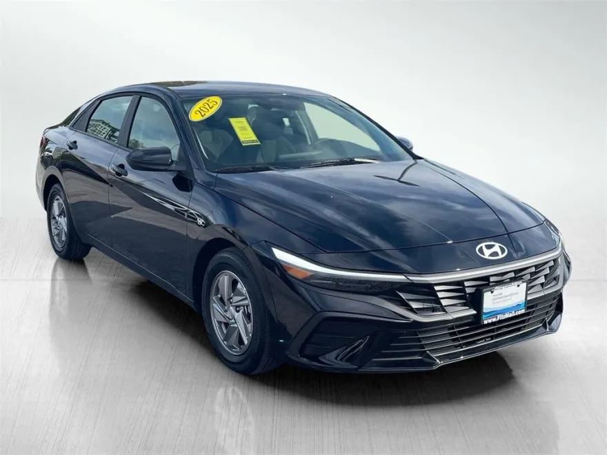 2025 Hyundai Elantra SE photo 1