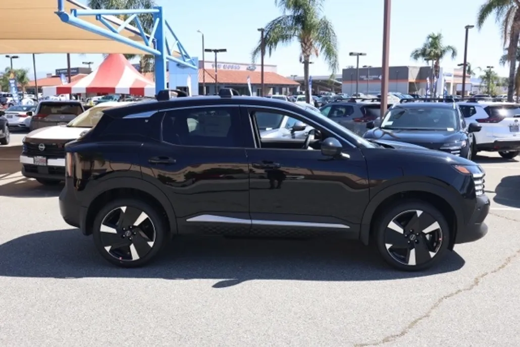 2026 Nissan Kicks SR photo 1