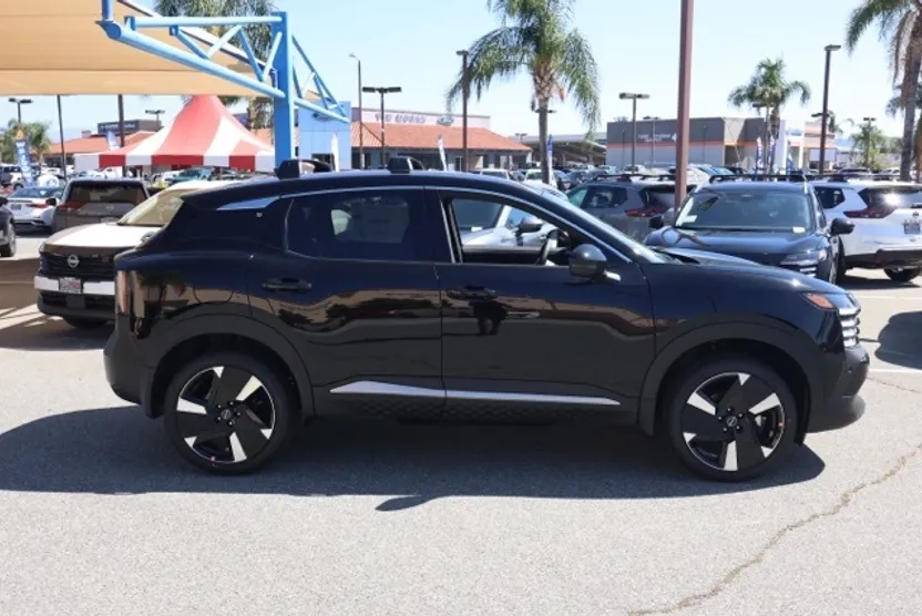 2026 Nissan Kicks SR photo 1