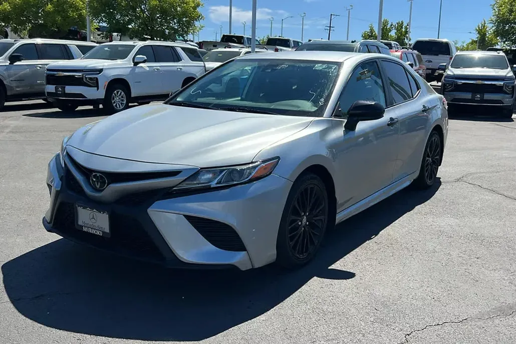 2020 Toyota Camry SE photo 1