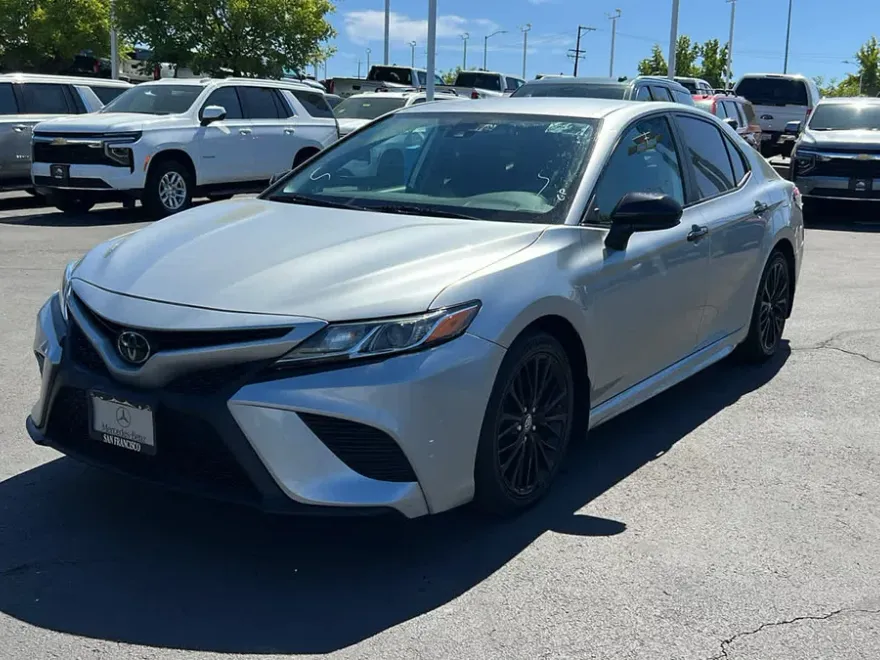 2020 Toyota Camry SE photo 1