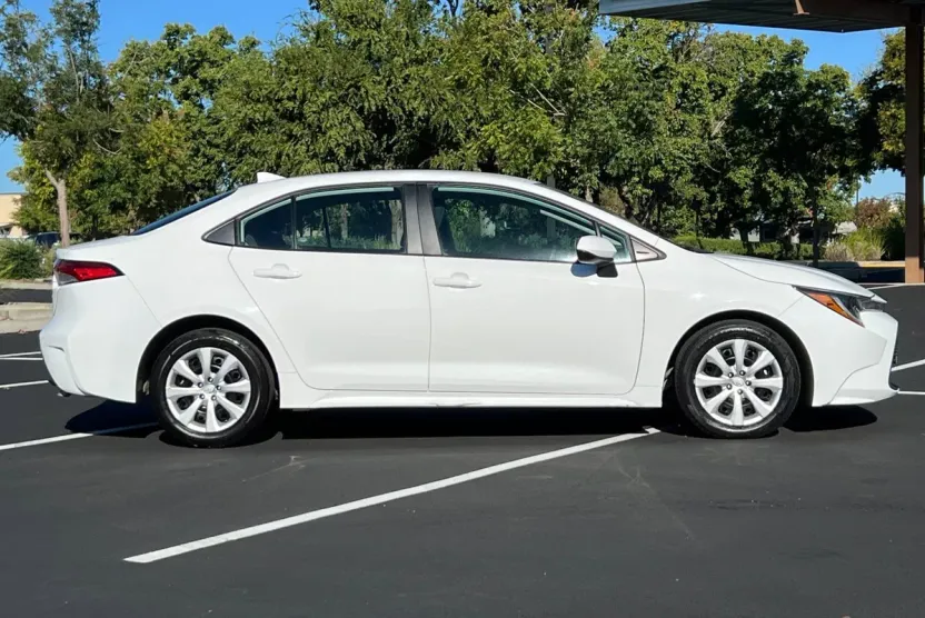 2024 Toyota Corolla LE photo 1