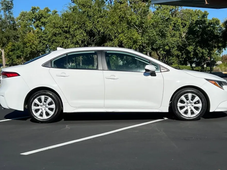 2024 Toyota Corolla LE photo 1
