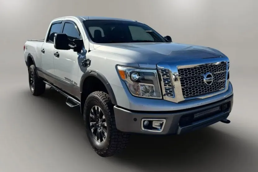 2017 Nissan Titan Crew Cab PRO-4X photo 1