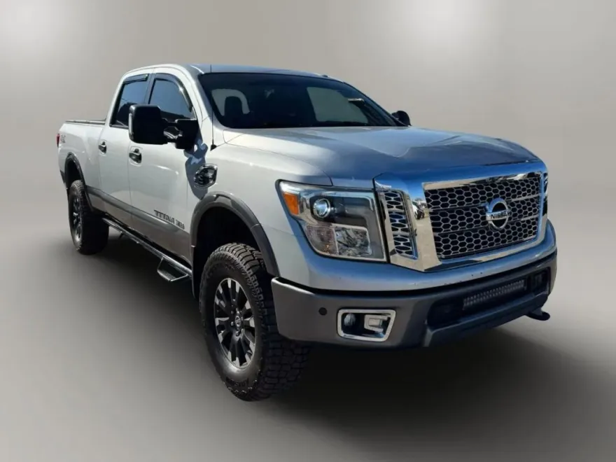 2017 Nissan Titan Crew Cab PRO-4X photo 1
