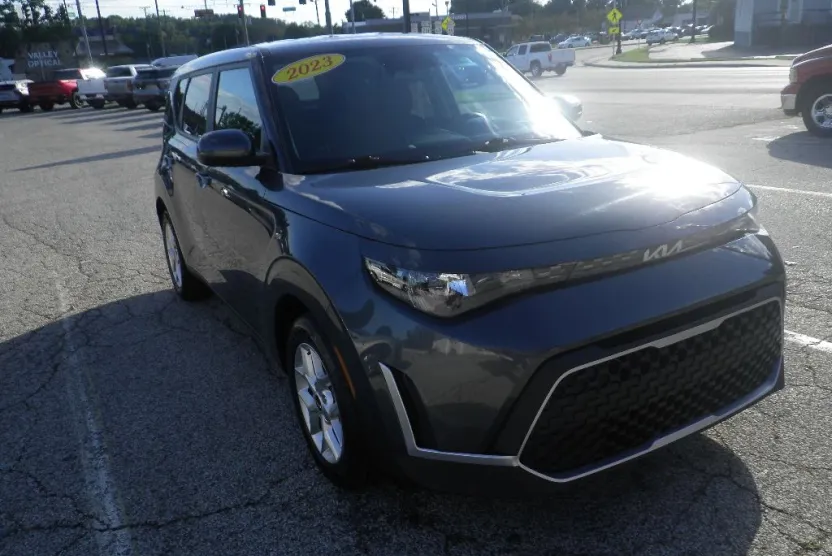 2023 Kia Soul LX photo 1
