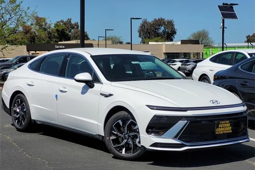 2025 Hyundai Sonata SEL photo 1