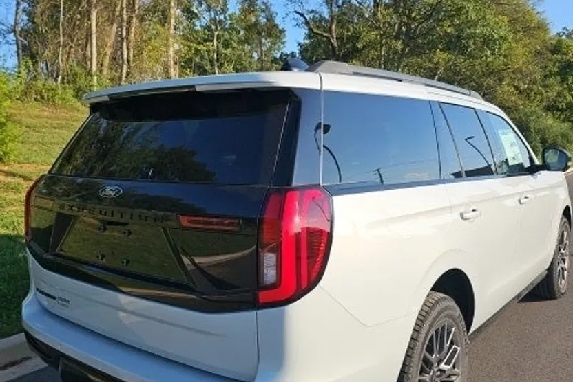 2025 Ford Expedition Platinum photo 1