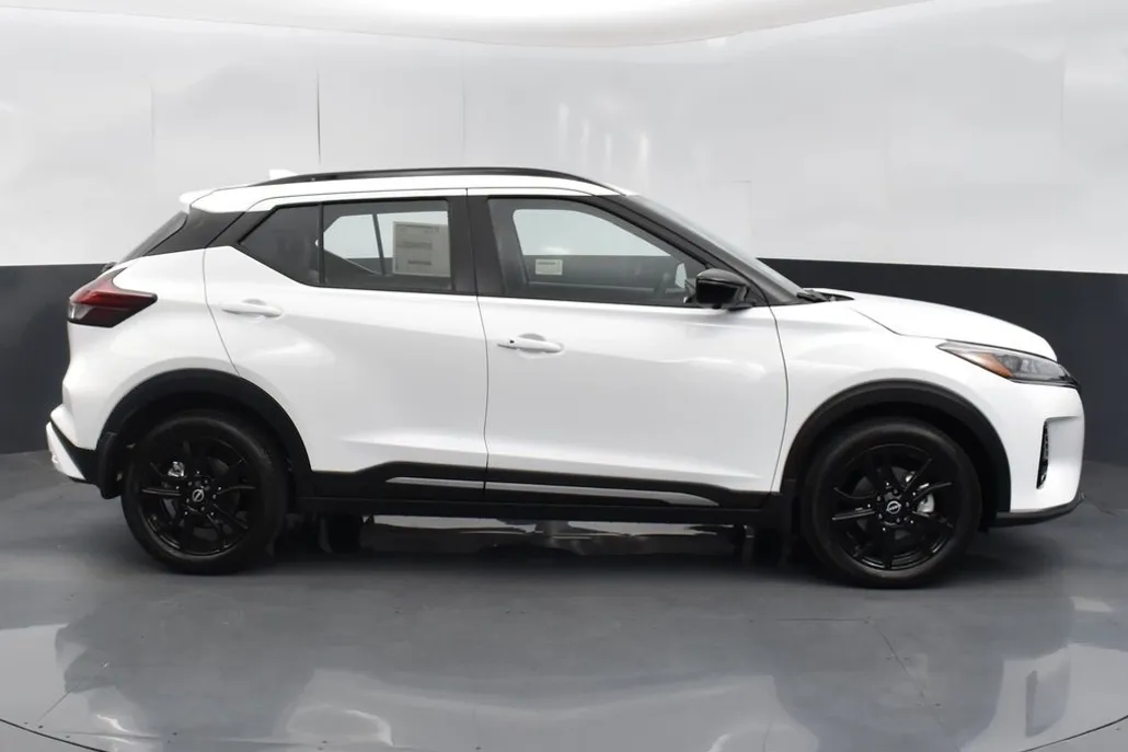 2023 Nissan Kicks SR photo 1
