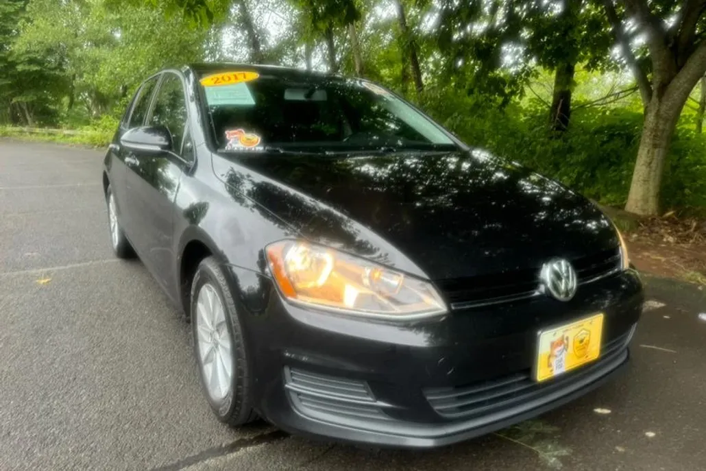 2017 Volkswagen Golf TSI S photo 1