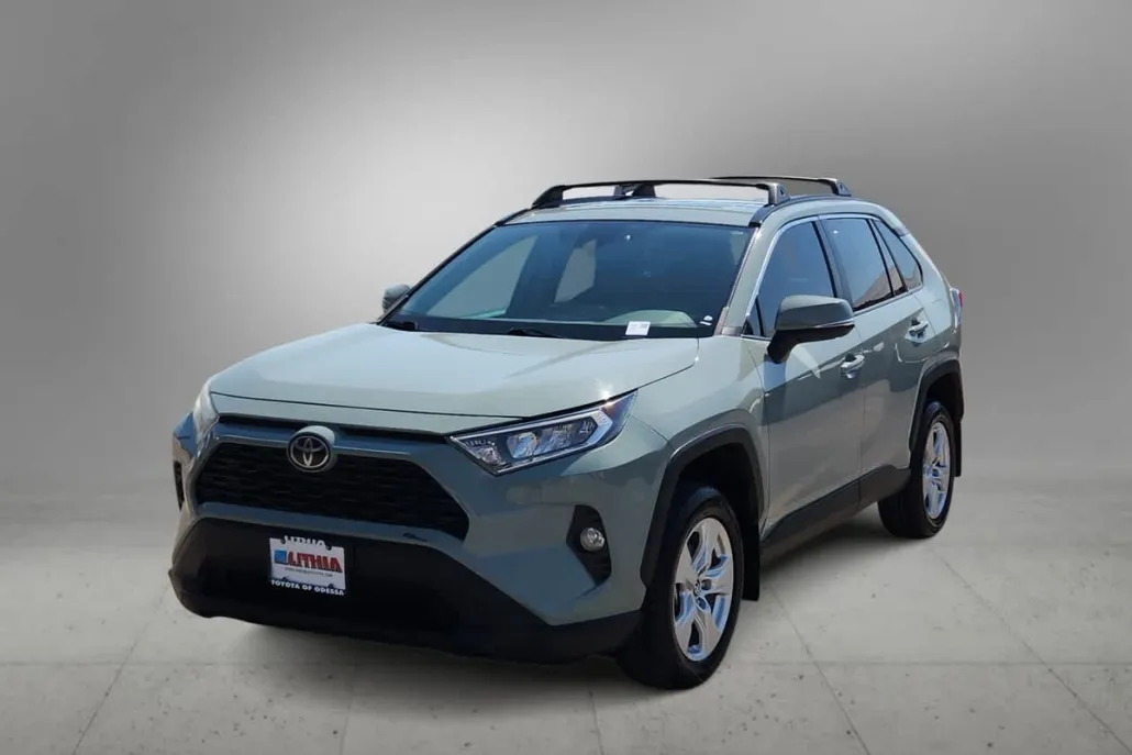 2020 Toyota RAV4 XLE photo 1