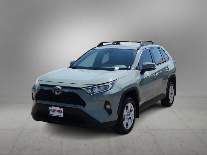 2020 Toyota RAV4 XLE photo 1