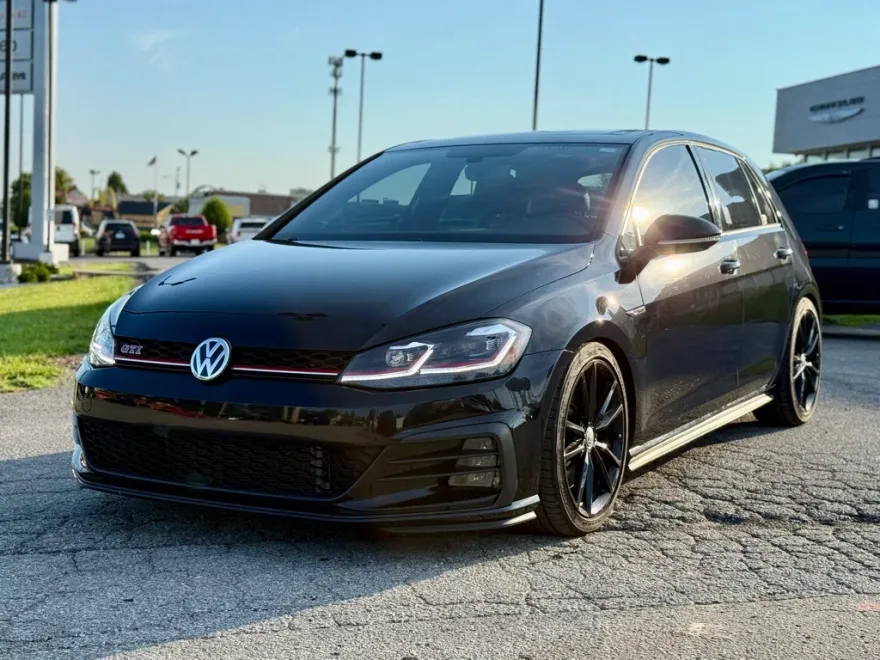 2021 Volkswagen Golf GTI SE photo 2