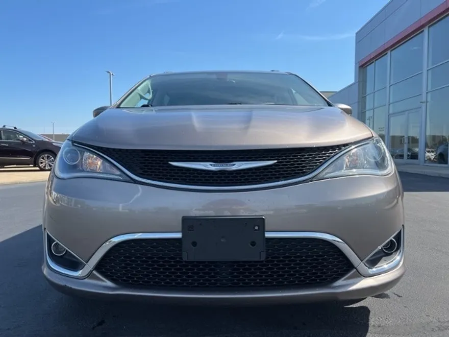 2017 Chrysler Pacifica Touring Plus photo 1