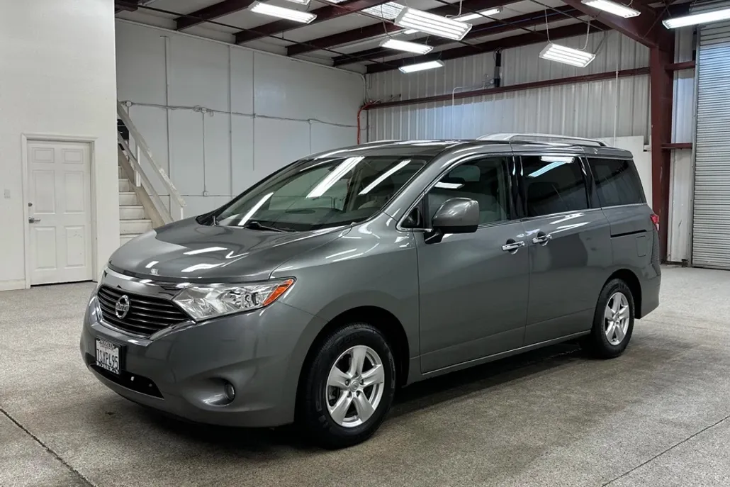 2016 Nissan Quest SV photo 1
