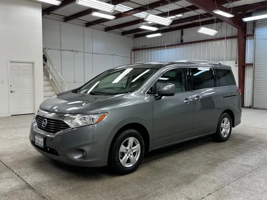2016 Nissan Quest SV photo 1