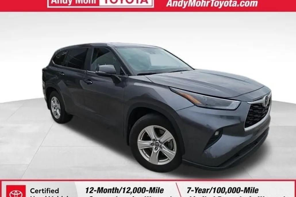 2024 Toyota Highlander LE photo 1