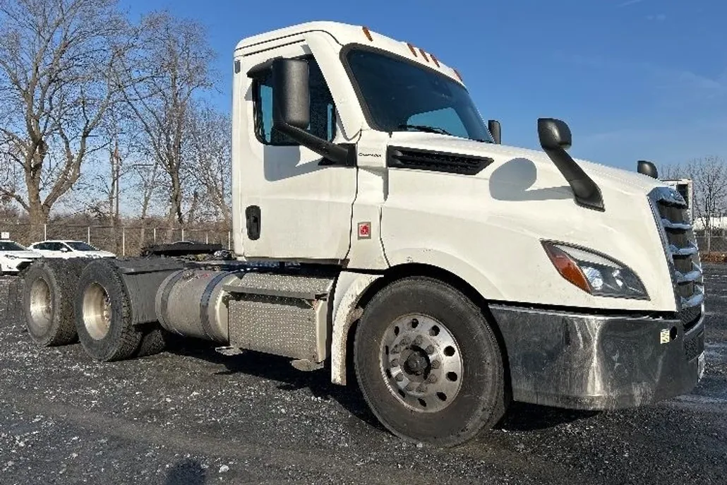 2020 Freightliner Cascadia 126" Day cab photo 1