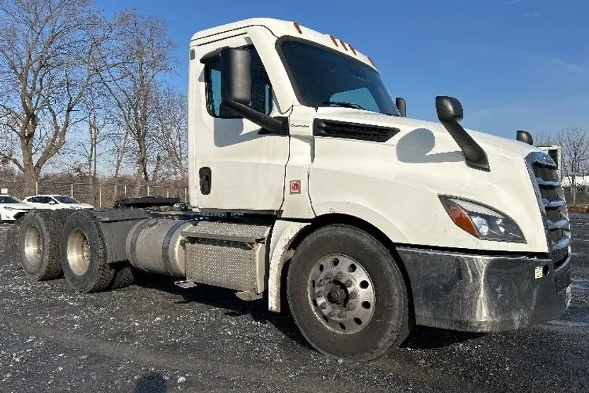 2020 Freightliner Cascadia 126" Day cab photo 1