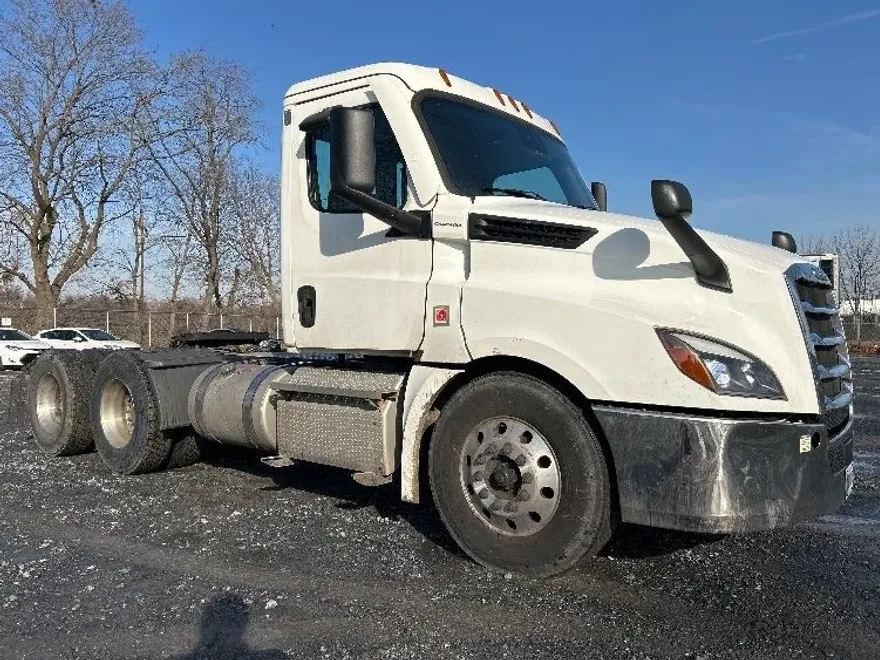 2020 Freightliner Cascadia 126" Day cab photo 1