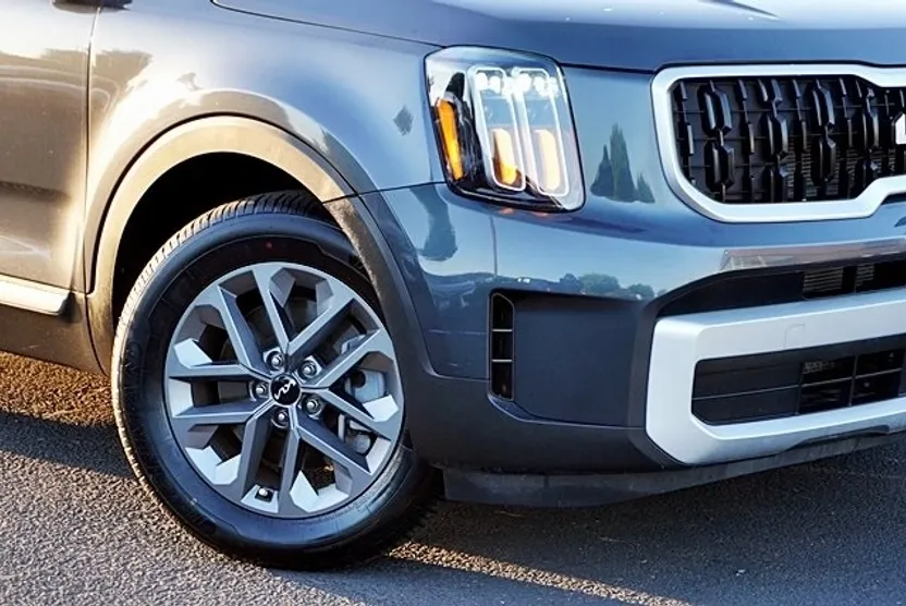 2024 Kia Telluride LX photo 1