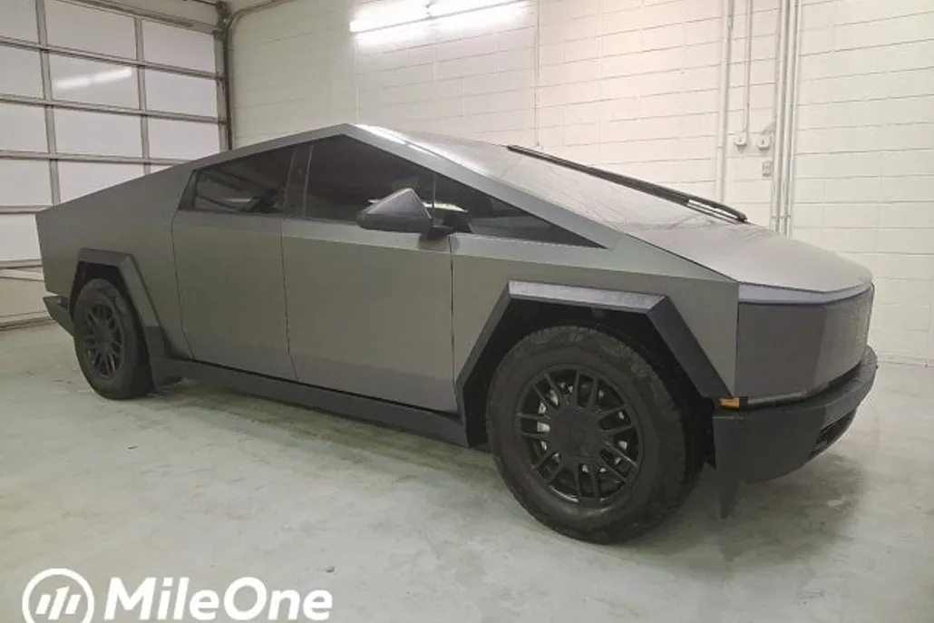 2025 Tesla Cybertruck photo 1