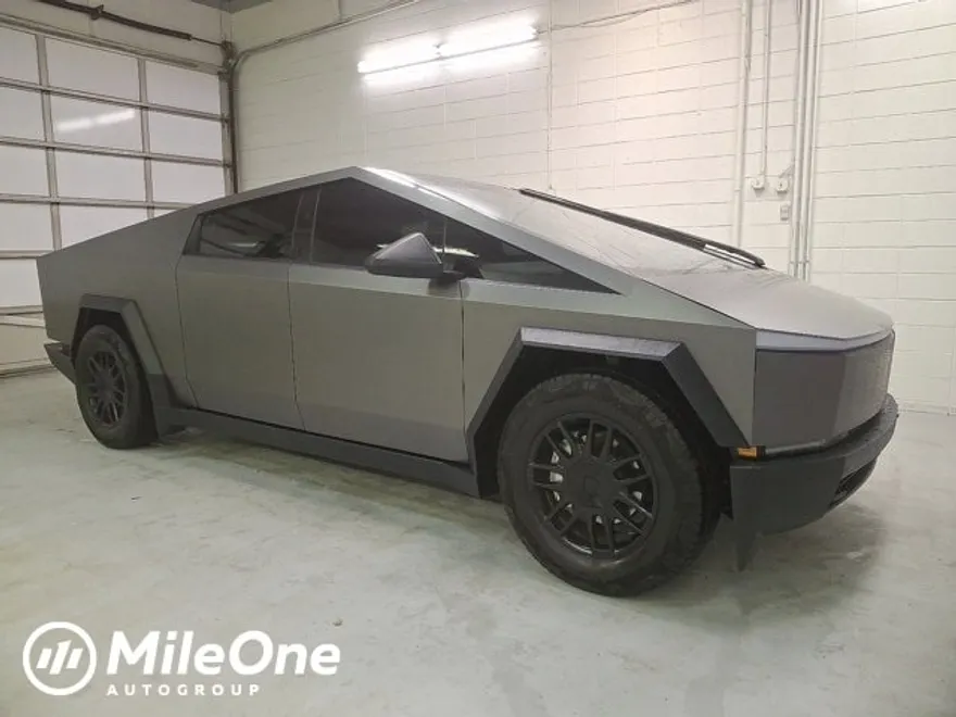 2025 Tesla Cybertruck photo 1
