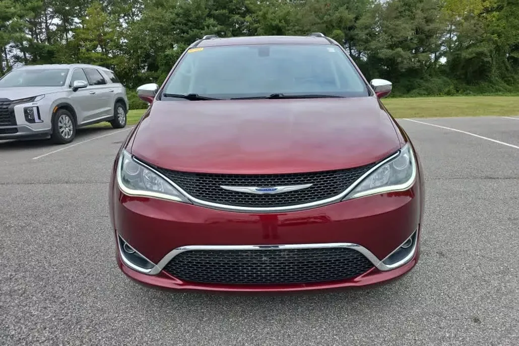 2019 Chrysler Pacifica Limited photo 1