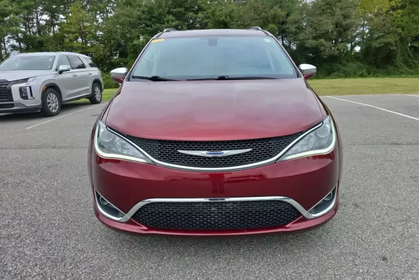 2019 Chrysler Pacifica Limited photo 1