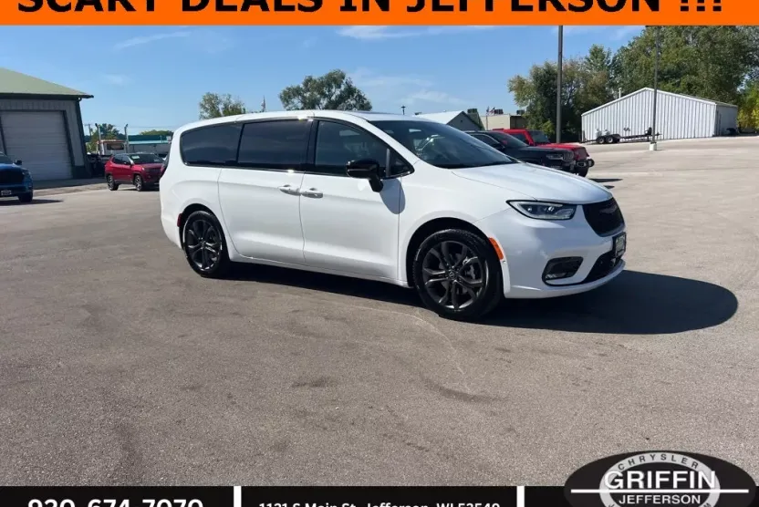 2026 Chrysler Pacifica photo 1