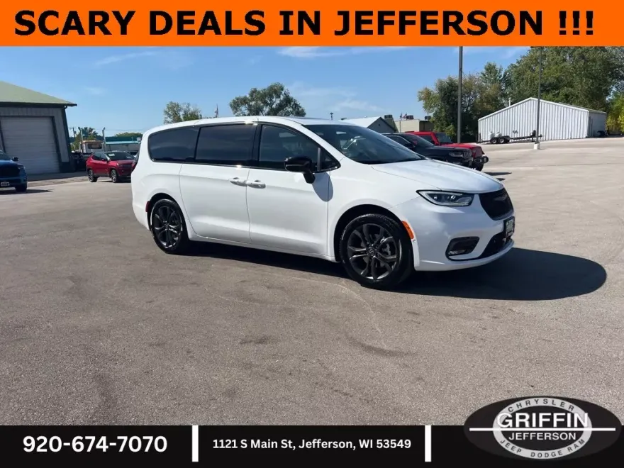 2026 Chrysler Pacifica photo 1
