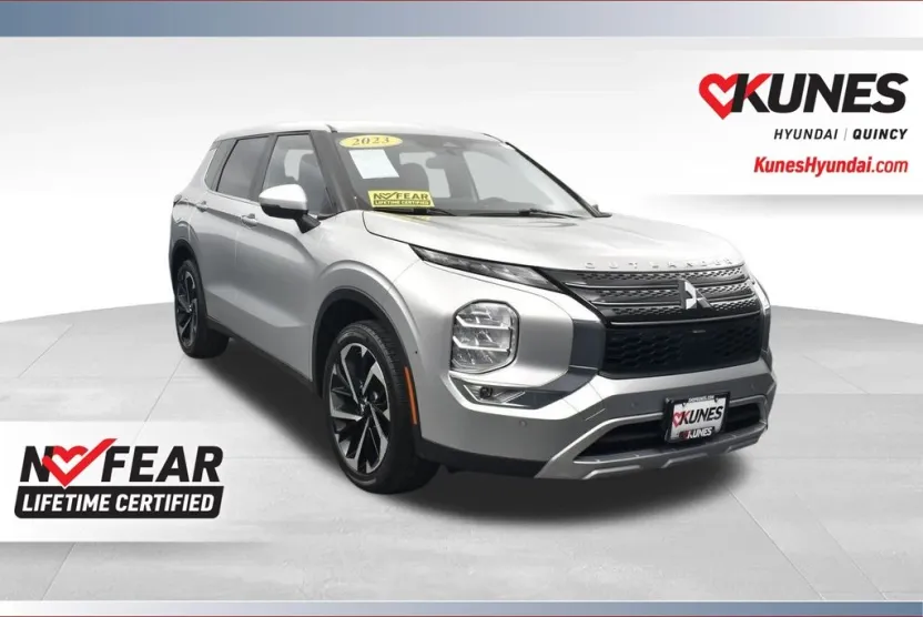 2023 Mitsubishi Outlander SE photo 1