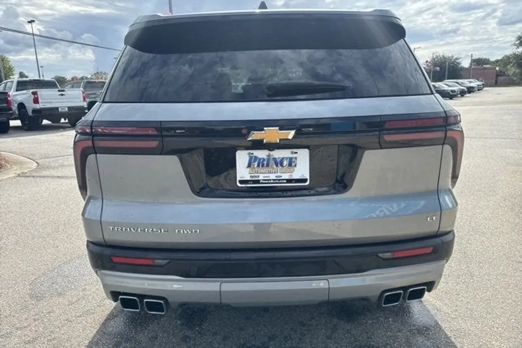 2024 Chevrolet Traverse photo 1