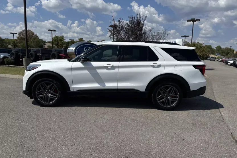 2025 Ford Explorer ST photo 1