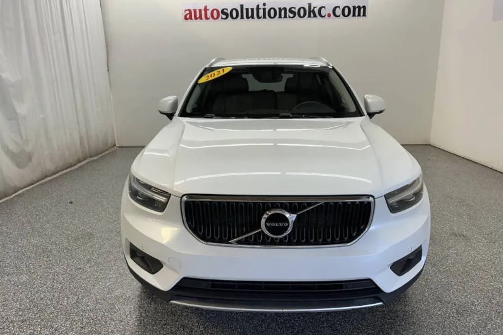 2021 Volvo XC40 T5 Momentum photo 1