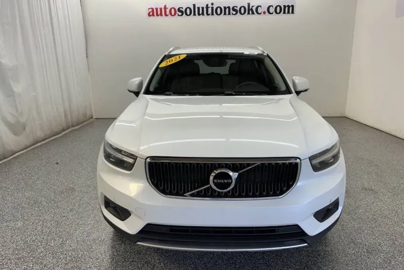 2021 Volvo XC40 T5 Momentum photo 1
