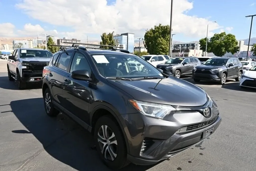 2018 Toyota RAV4 LE photo 1