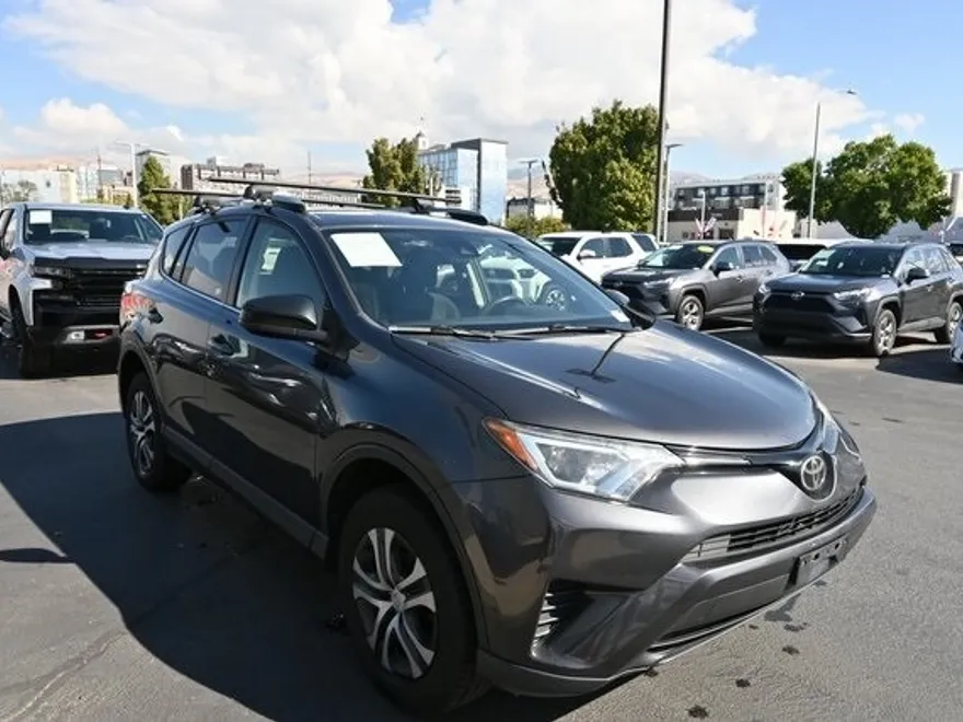 2018 Toyota RAV4 LE photo 1