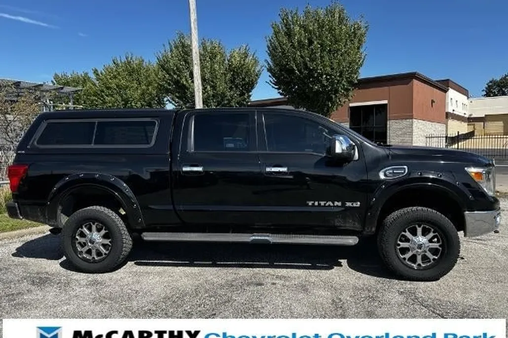 2016 Nissan Titan SL photo 1