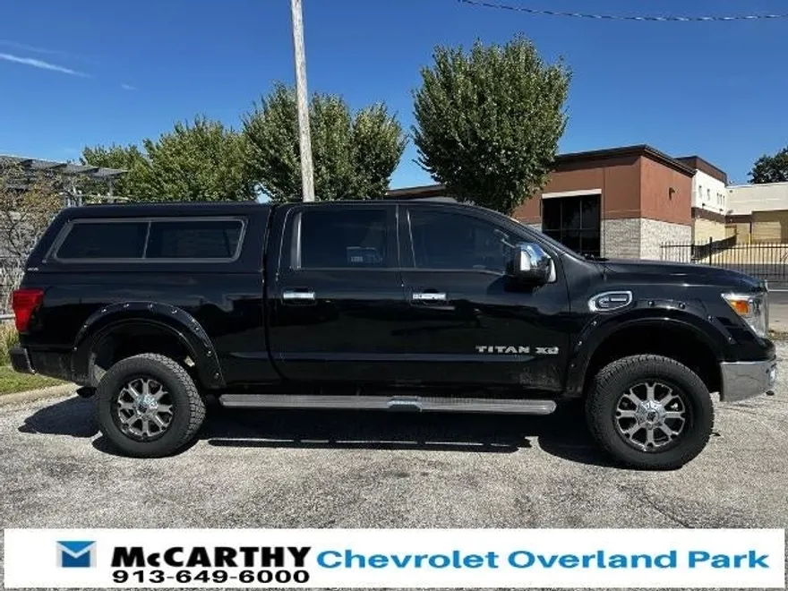 2016 Nissan Titan SL photo 1