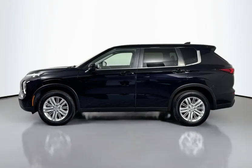 2024 Mitsubishi Outlander ES photo 1