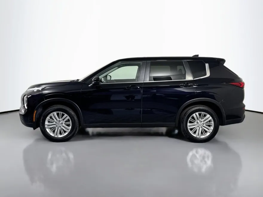 2024 Mitsubishi Outlander ES photo 1