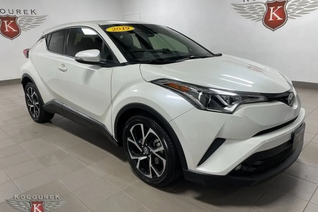 2019 Toyota C-HR XLE photo 1