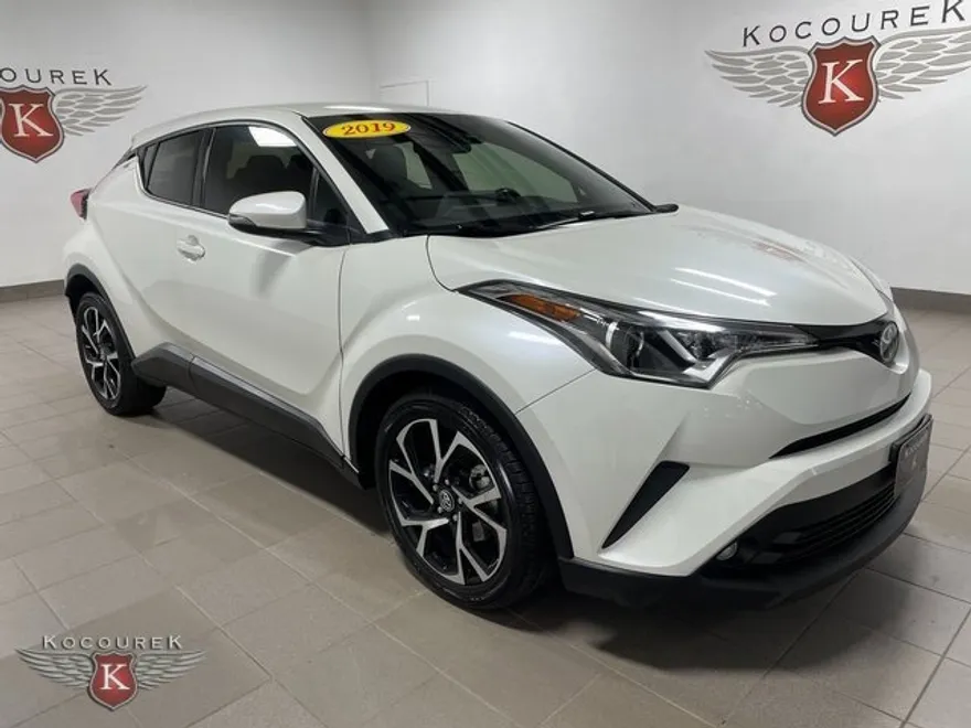 2019 Toyota C-HR XLE photo 1