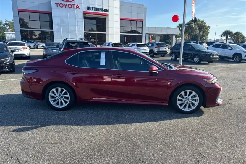 2021 Toyota Camry LE photo 1