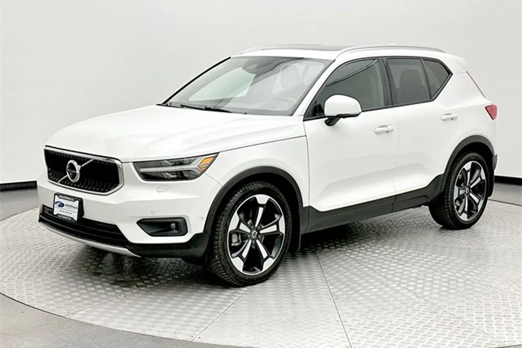 2019 Volvo XC40 Momentum photo 1