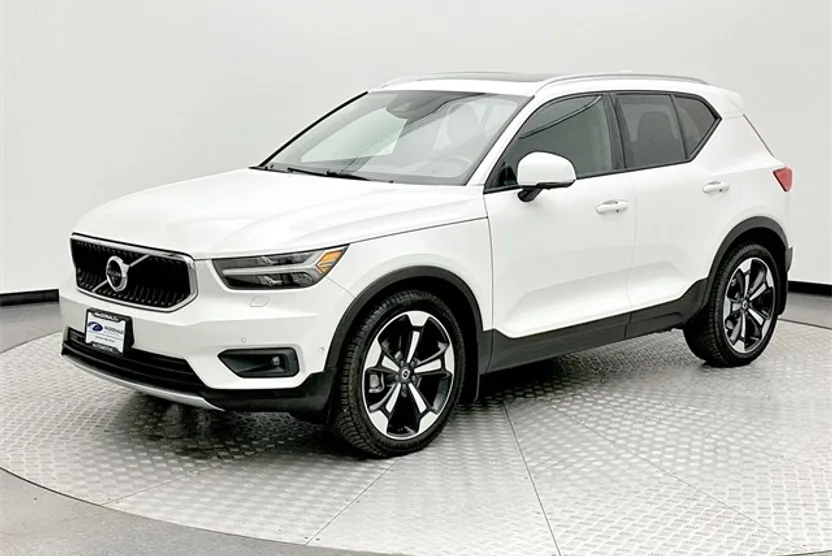 2019 Volvo XC40 Momentum photo 1