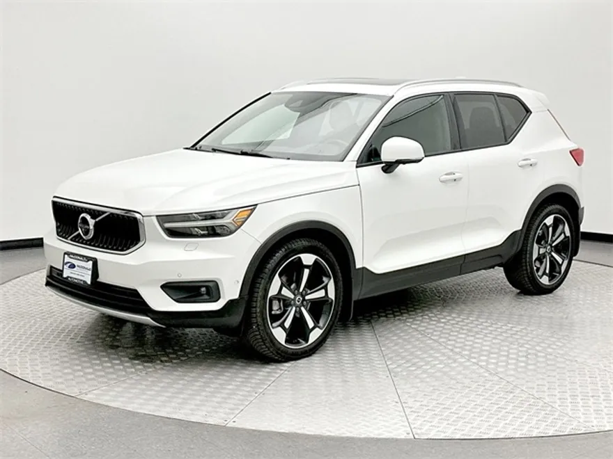 2019 Volvo XC40 Momentum photo 1
